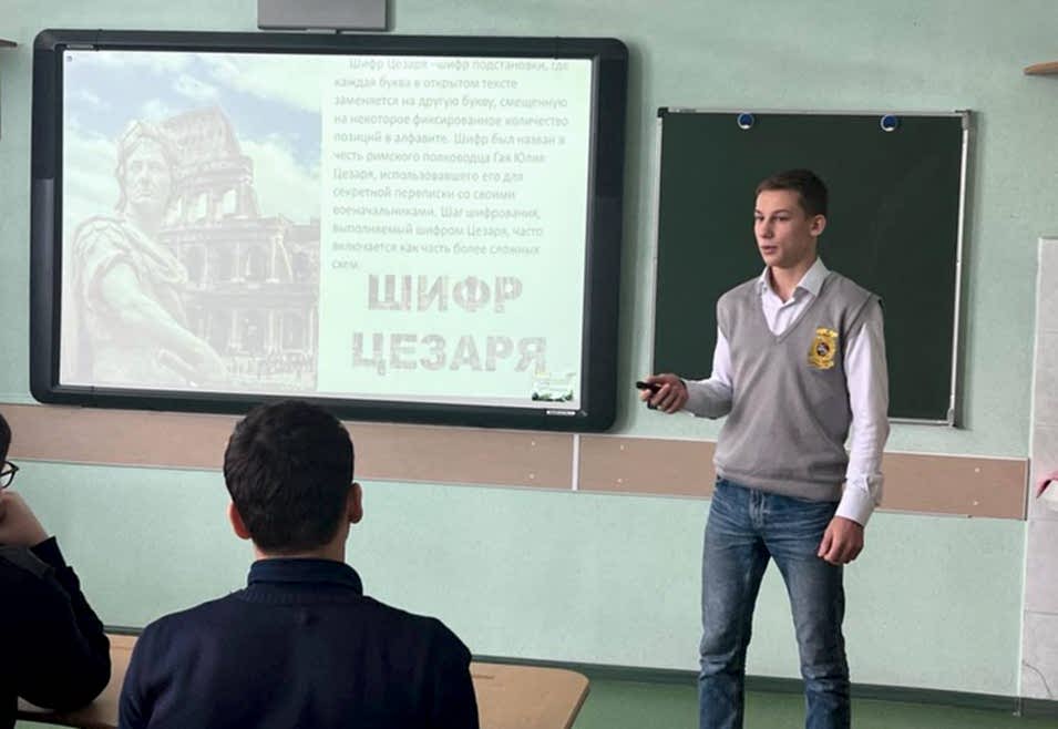 19 февраля ученики 10 «В» класса Илья Подмарьков и Эльдар Османов успешно защитили свои проекты на курсе практикума по математике.